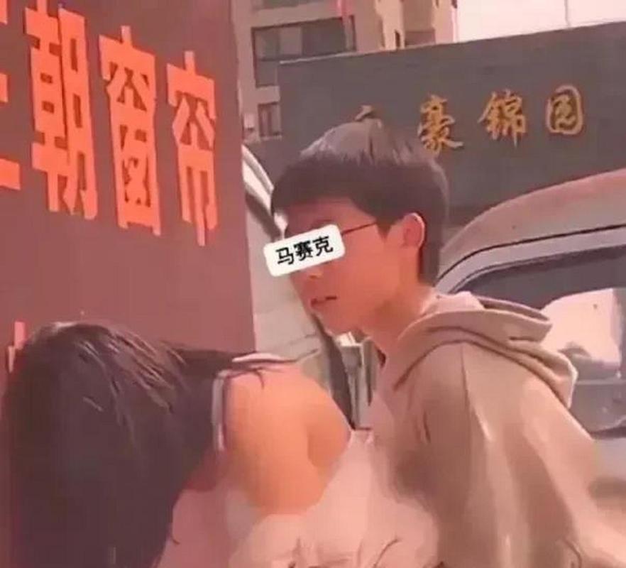 男生女生一起差差打扑克：青春的游戏与友谊的交织